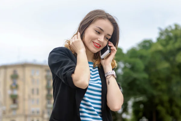 Girl talking on cell phone and smiling — Stock Photo, Image