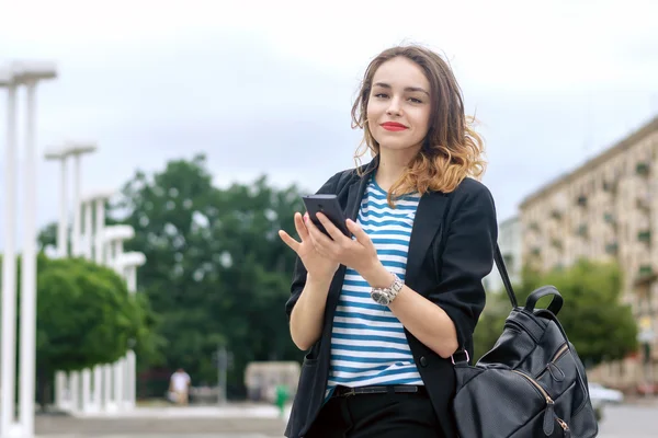 Turista se comunica en un teléfono celular —  Fotos de Stock