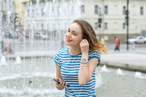 Estudiante escuchando música con auriculares —  Fotos de Stock