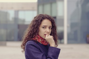 Kız sokakta ve çok sürpriz görünüyor