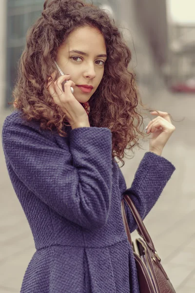 Girl talking on cell phone and she thoughtfully. — Stock Photo, Image