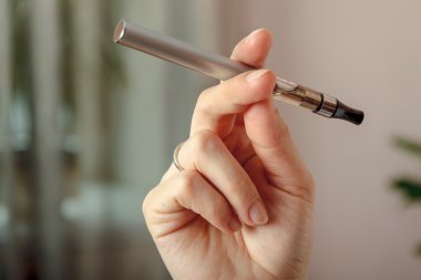Elektronik sigaradır bir kadın elinde yakın