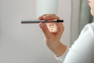 Yakın çekim bir anlık görüntü el elektronik sigara, 