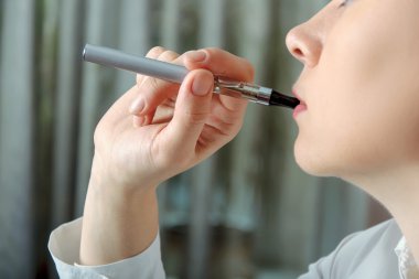 Kız sigara elektronik sigara. 