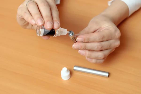 E-sigara clearomizers sıvı dolgulu eller