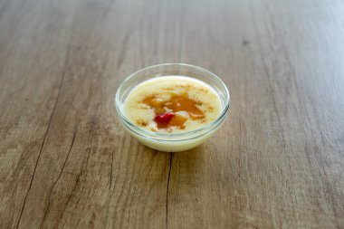 şeftali ile vanilya puding