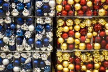 Pakette Noel süsleri var. Şeffaf kutulardaki Noel topları üst üste dizildi. Parlak yeni yıl süslemeleri ile Noel dokusu