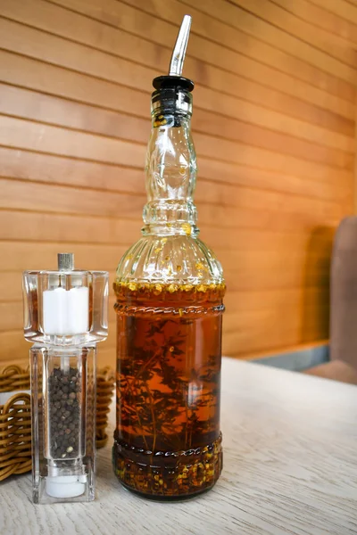Столе Стеклянная Бутылка Наполненная Пряным Оливковым Маслом Чили Розмарином Солевым — стоковое фото