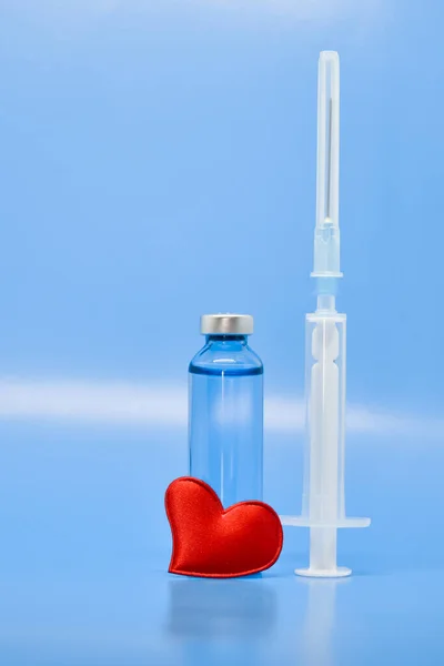 Transparente Medizinische Ampullen Und Ein Rotes Herz Auf Hellblauem Hintergrund — Stockfoto