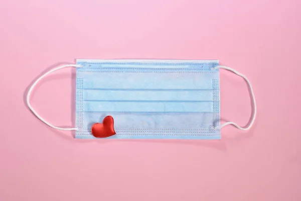 Красное Сердце Медицинская Маска Медицинская Маска Розовом Фоне Благодарность Медицинским — стоковое фото