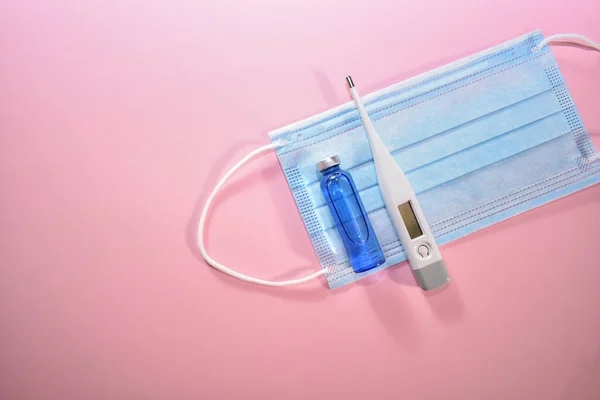 Защитная Медицинская Маска Стеклянная Ампула Вакциной Термометром Розовом Фоне Вирусные — стоковое фото