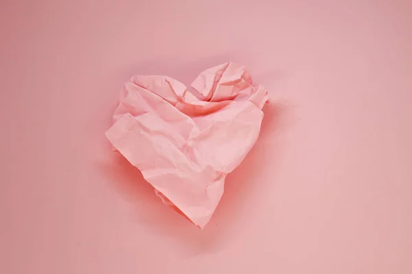 Ροζ Αφηρημένο Φόντο Τσαλακωμένη Χάρτινη Καρδιά Θρυμματισμένο Χαρτί Σχήμα Καρδιάς — Φωτογραφία Αρχείου
