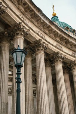 Kazan Katedrali, Ortodoks Kilisesi 'nin St. Petersburg Piskoposluğu' nun katedralidir. Şehir simgesinin arka planında sokak lambası. Seçici odaklanma. Saint Petersburg, Rusya-30 Aralık 2020