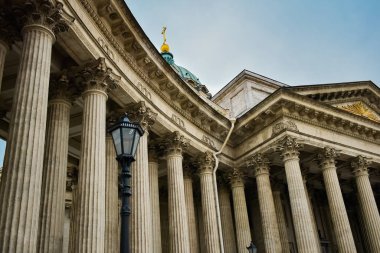 Kazan Katedrali, Ortodoks Kilisesi 'nin St. Petersburg Piskoposluğu' nun katedralidir. Şehir simgesinin arka planında sokak lambası. Seçici odaklanma. Saint Petersburg, Rusya-30 Aralık 2020