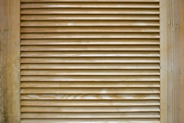 木製のシャッター 日光から保護するために木製のドアを持つウィンドウ 質感の狭いボードと背景 天然木で作られた現代のシャッター 水平な板の質感 — ストック写真