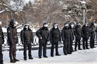 Sibirya sokaklarında çevik kuvvet polisleri kol geziyor. Navalny 'i desteklemek için eylem. Şehir merkezinde protesto eylemi. Novosibirsk, Rusya - 23 Ocak 2021