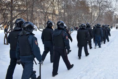 Sibirya sokaklarında çevik kuvvet polisleri kol geziyor. Navalny 'i desteklemek için eylem. Şehir merkezinde protesto eylemi. Novosibirsk, Rusya - 23 Ocak 2021