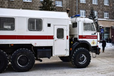 Avtozak - tutuklu suçluları taşımak için araba. Navalny 'i desteklemek için eylem. Rus polis arabası protestocularla birlikte meydanda duruyor. Şehir merkezinde protesto eylemi. Novosibirsk, Rusya-23 Ocak 2021