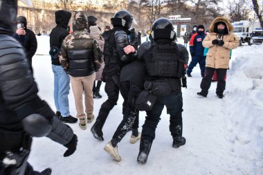 Alexei Navalny 'yi desteklemek için toplanan genç için sert bir gözaltı. Protestocuların tutuklanması. Kasklı polisler şehir caddesi boyunca tutuklulara önderlik ediyor. Novosibirsk, Rusya - 23 Ocak 2021