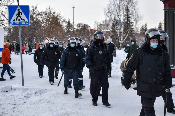 Sibirya sokaklarında çevik kuvvet polisleri kol geziyor. Navalny 'i desteklemek için eylem. Şehir merkezinde protesto eylemi. Novosibirsk, Rusya - 23 Ocak 2021