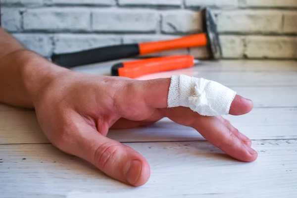 Dito Fasciato Sulla Mano Dei Lavoratori Incidente Sul Lavoro Bendaggio — Foto Stock