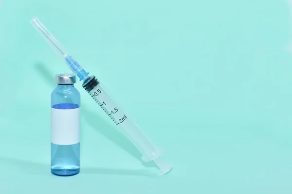 Medizinische Ampulle Fläschchen Mit Impfstoff Und Spritze Auf Hellblauem Hintergrund — Stockfoto