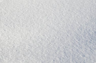 Açık havada beyaz kar dokusu. Kış dönemi. Kar sürükleniyor. Beyaz kar taneleri arka plan, kaba kar dokusu deseni