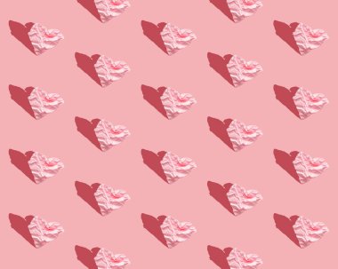 Pembe arka planda buruşmuş kağıtlardan kalpler. Kalpleri olan kusursuz bir arka plan, sert ışık. Pastel pembe arka planda sert gölgeli kağıt kalplerin yaratıcı desenini tebrik ederim..