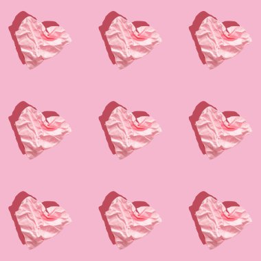 Pembe arka planda buruşmuş kağıtlardan kalpler. Kalpleri olan kusursuz bir arka plan, sert ışık. Pastel pembe arka planda sert gölgeli kağıt kalplerin yaratıcı desenini tebrik ederim..