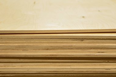 Kereste. Hollywood sayfaları grupta yatar. Birçok farklı dikdörtgen tahta bloklar üst üste istiflenmiştir. Ahşap arka plan, doku. Mağazada inşaat malzemeleri. Metin için boşluk