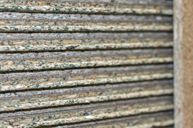 Oryantasyon tablosu. Reçine kaplı ahşap parçalarından yapılmış çok katmanlı çarşaf. OSB dokusu. Tamir malzemeleri. Kereste. OSB kağıtları üst üste yığılmış. Mağazada inşaat malzemeleri. 