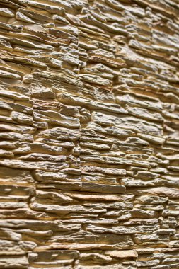 bej taş duvar, taş doku. Duvar dekorasyonu için dekoratif fayanslar. Arka plan, bej dekoratif tuğla. Çatı katı dekoru. Yapısal yüzey eski tuğlayı taklit ediyor. Slate Stone duvar kahverengi dokusu.