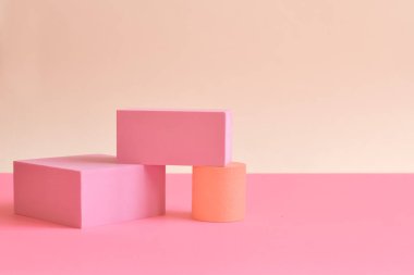 Pembe ve sarı soyut arkaplan, üç boyutlu geometrik şekiller ve pastel renkler. Seçici odak, metin için alan
