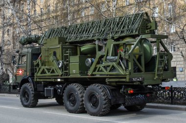 Askeri teçhizat şehrin boş sokaklarından geçiyor. 9 Mayıs 'taki Zafer Günü geçit töreni hazırlıkları. Novosibirsk, Rusya - 05.04.2021