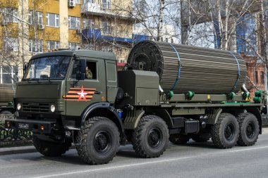 Askeri teçhizat şehrin boş sokaklarından geçiyor. 9 Mayıs 'taki Zafer Günü geçit töreni hazırlıkları. Novosibirsk, Rusya - 05.04.2021