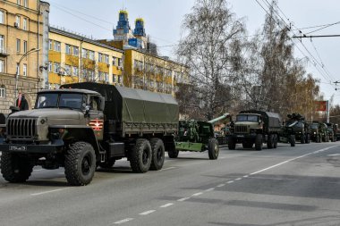 Askeri teçhizat şehrin boş sokaklarından geçiyor. 9 Mayıs 'taki Zafer Günü geçit töreni hazırlıkları. Novosibirsk, Rusya - 05.04.2021