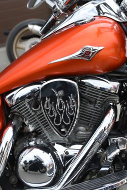 Kawasaki Vulcan 900 klasik motosiklet yakıt deposu ve motoru. Motosiklet detayı kırmızı, logo. Parlak krom motor parçaları. Japon şirketi tarafından model motorsiklet. Rusya, Novosibirsk - 13 Mayıs 2021