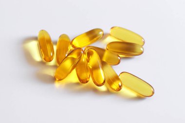 Omega 3 balık yağı kapsülleri beyaz arka planda izole edilmiş. Sağlıklı yaşam tarzı ve sağlık hizmeti kavramı. 