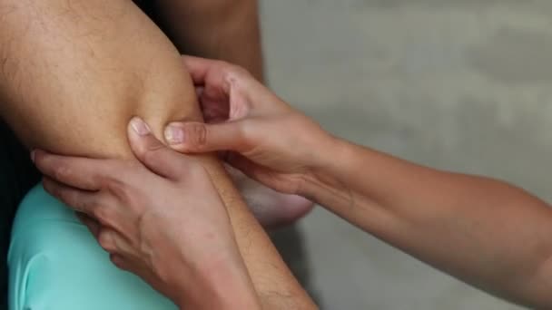 由无法辨认的女按摩师密切合作 对小腿进行运动按摩 有强壮双手的专业治疗师 进行足底和小腿按摩 — 图库视频影像
