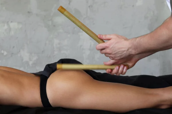 Massagem Com Paus Bambu Para Uma Jovem Masseur Faz Massagem — Fotografia de Stock