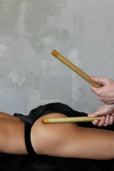 Massagem Com Paus Bambu Para Uma Jovem Masseur Faz Massagem — Fotografia de Stock