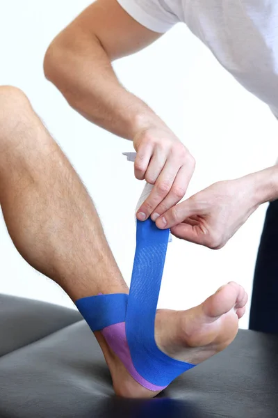 Kineziologie Nahrávání Léčby Modrou Páskou Mužské Pacientské Zraněné Noze Sportovní Stock Snímky