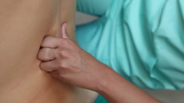 Masseur Gör Rygg Massage Attraktiv Man Som Har Rygg Massage — Stockvideo