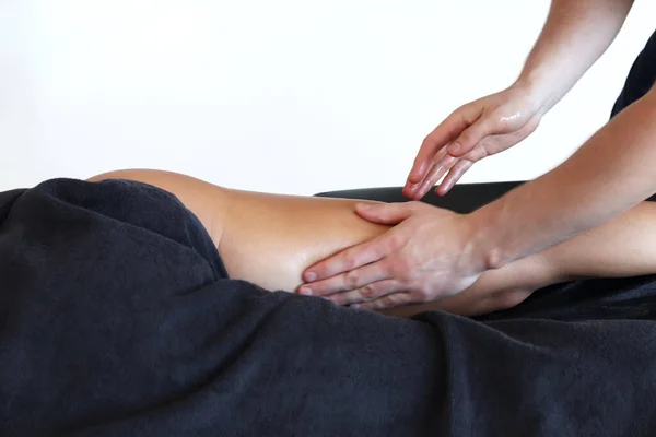 Massagem Celulite Para Mulher Jovem Salão Beleza Perfeito Conceito Beleza — Fotografia de Stock