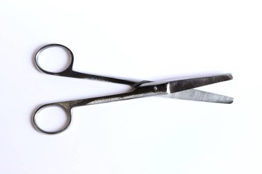 Beyaz arkaplanda izole edilmiş gümüş metal makas.