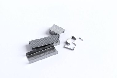 Zımba için metal zımbalar beyaz arkaplanda izole edildi