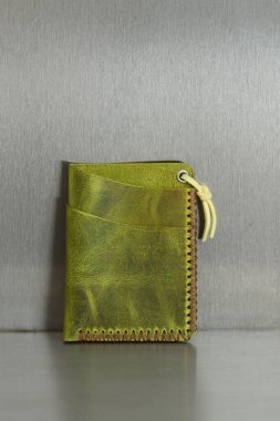 Sivri uçlu, eşsiz bir tasarımı ve küçük dekoratif bir sicimi olan canlı bir zeytin tutacağı..