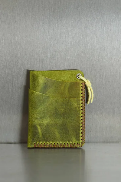 Sivri uçlu, eşsiz bir tasarımı ve küçük dekoratif bir sicimi olan canlı bir zeytin tutacağı..