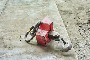 Beton zemin üzerinde kırmızı endüstriyel kanca