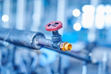 Endüstriyel Tesis içinde kırmızı buhar vanası